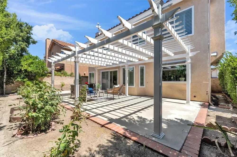 537 Savona Oak Park, CA 91377