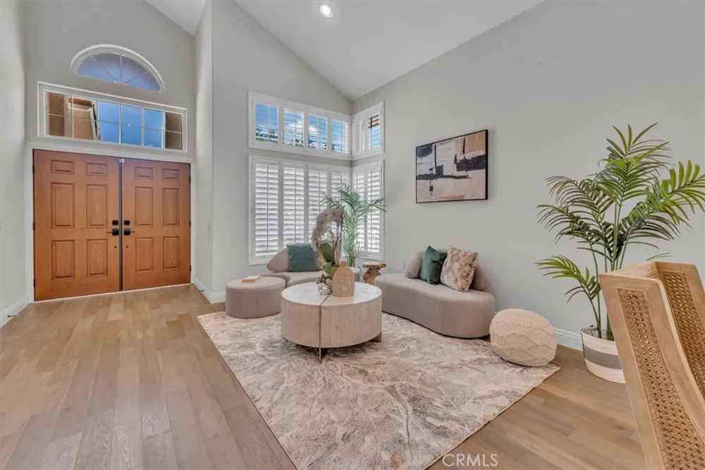 537 Savona Oak Park, CA 91377