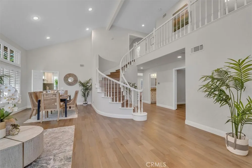 537 Savona Oak Park, CA 91377