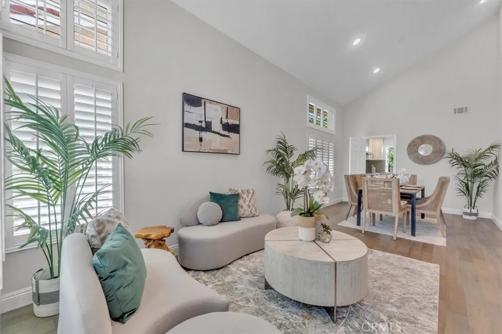 537 Savona Oak Park, CA 91377