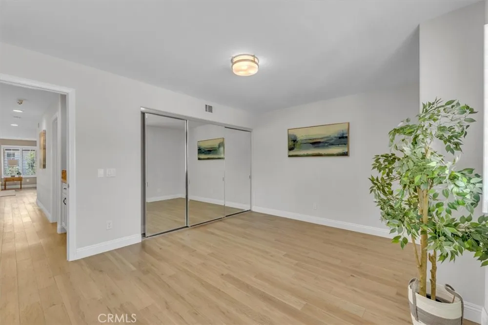 537 Savona Oak Park, CA 91377