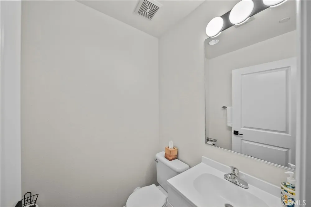7132 Farralone #205 Canoga Park, CA 91303
