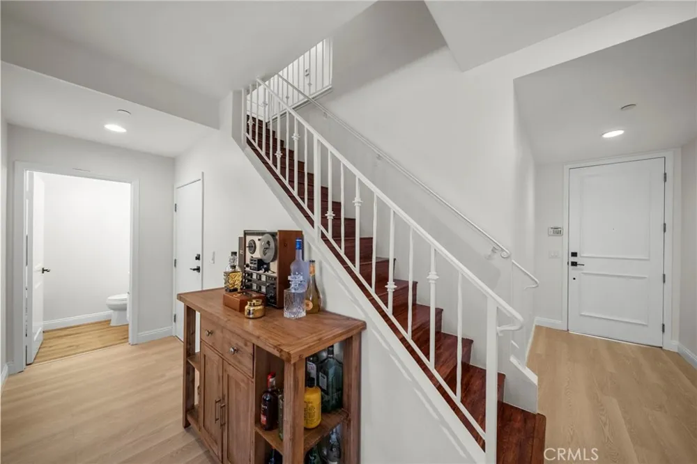 7132 Farralone #205 Canoga Park, CA 91303