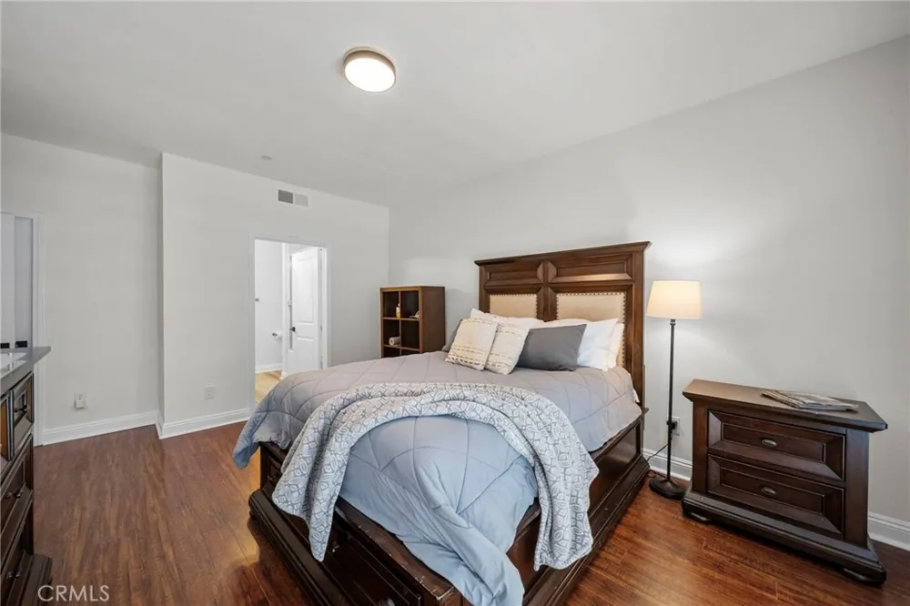 7132 Farralone #205 Canoga Park, CA 91303