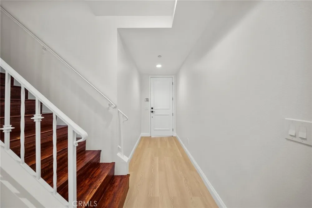7132 Farralone #205 Canoga Park, CA 91303