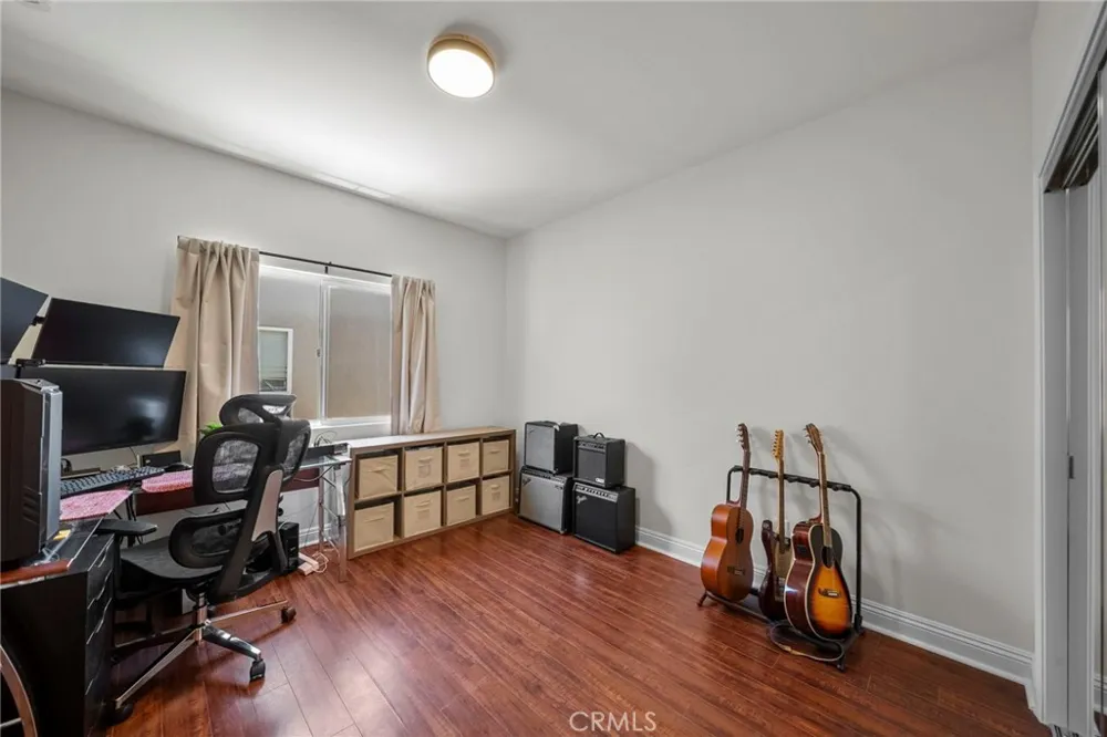 7132 Farralone #205 Canoga Park, CA 91303