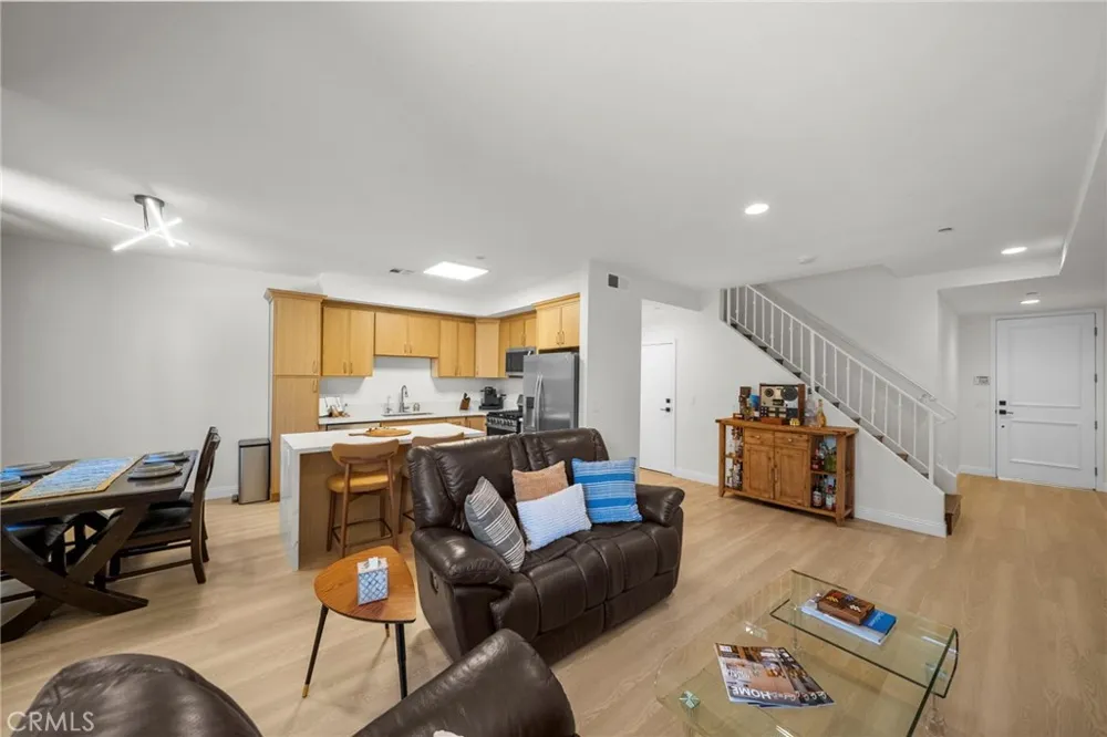 7132 Farralone #205 Canoga Park, CA 91303