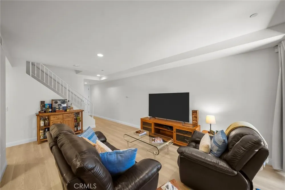 7132 Farralone #205 Canoga Park, CA 91303