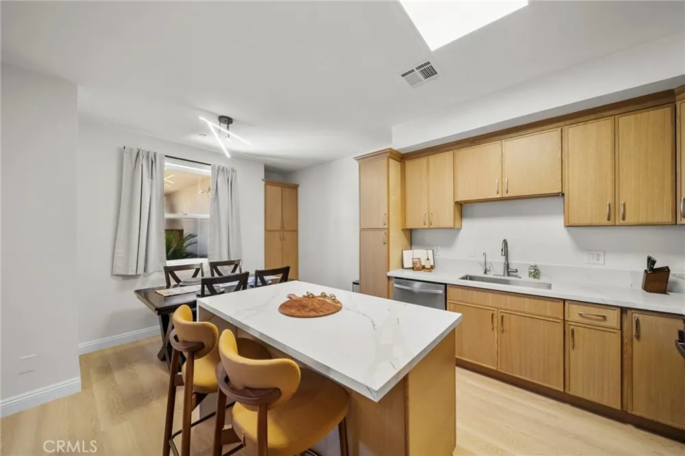 7132 Farralone #205 Canoga Park, CA 91303