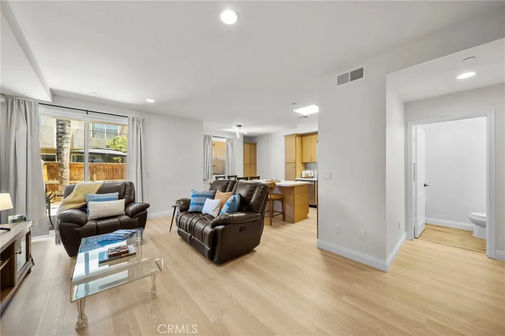 7132 Farralone #205 Canoga Park, CA 91303