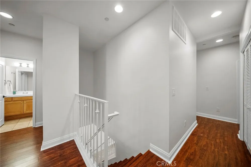 7132 Farralone #205 Canoga Park, CA 91303