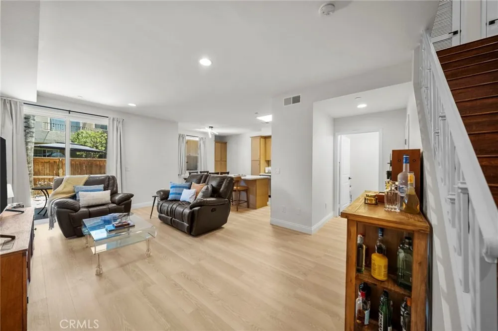 7132 Farralone #205 Canoga Park, CA 91303