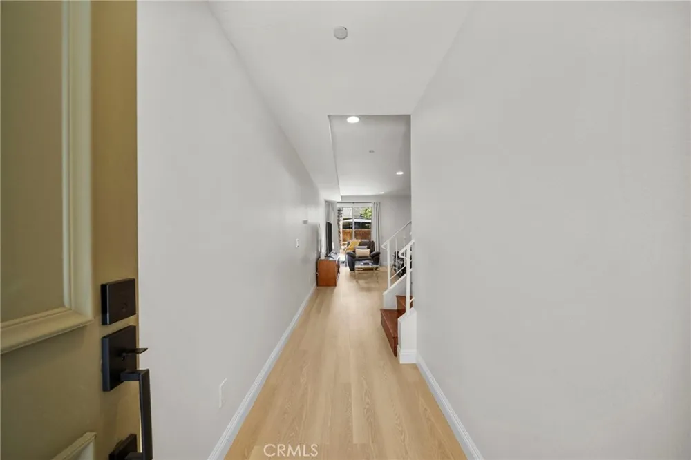 7132 Farralone #205 Canoga Park, CA 91303
