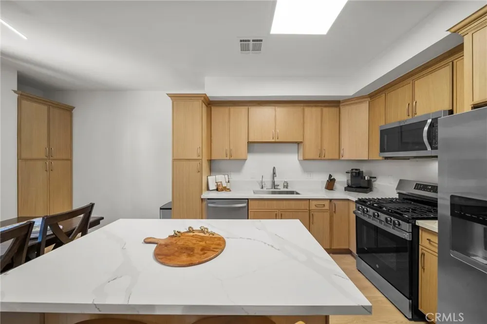 7132 Farralone #205 Canoga Park, CA 91303