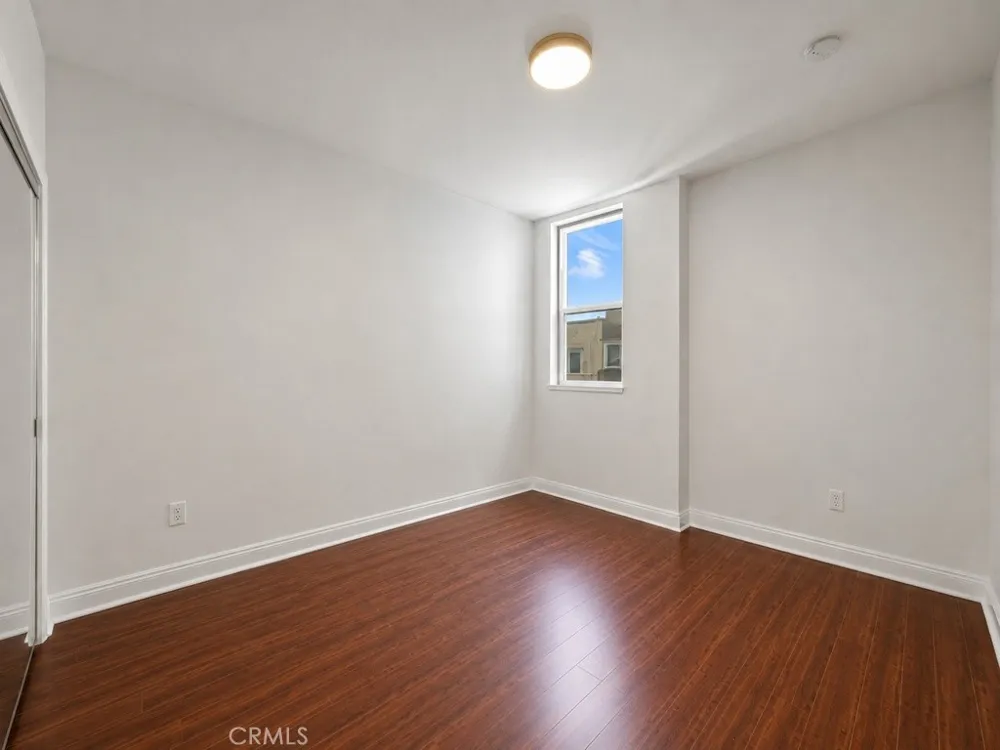 7132 Farralone #205 Canoga Park, CA 91303
