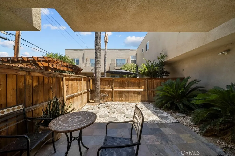 7132 Farralone #205 Canoga Park, CA 91303