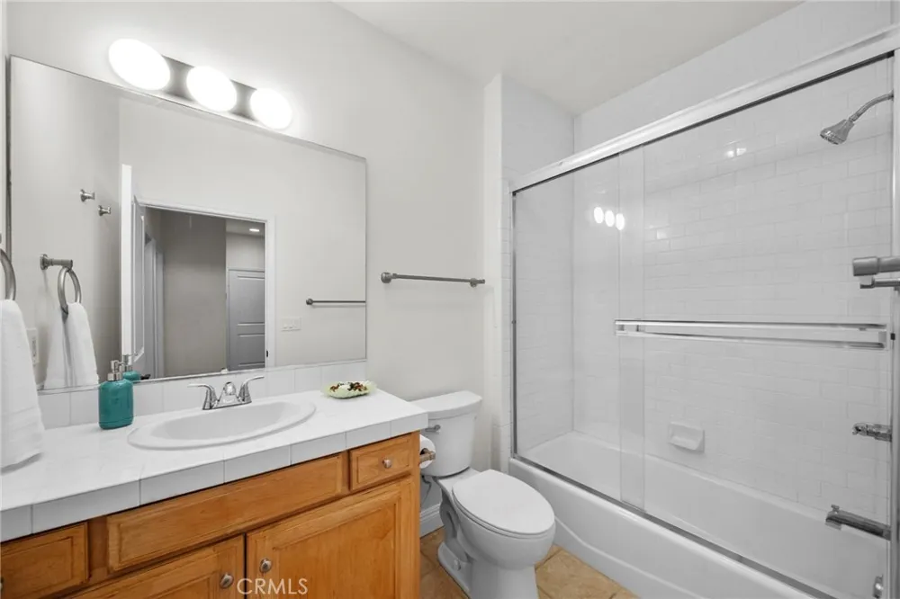 7132 Farralone #205 Canoga Park, CA 91303