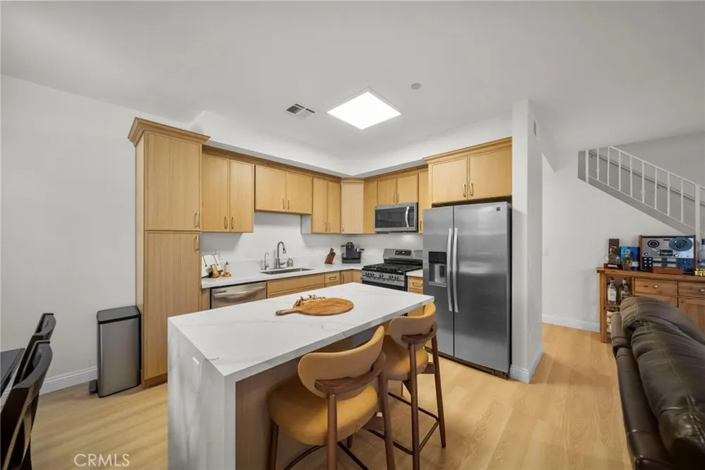 7132 Farralone #205 Canoga Park, CA 91303