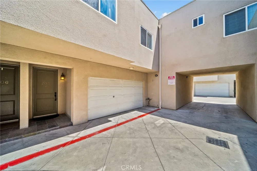 7132 Farralone #205 Canoga Park, CA 91303