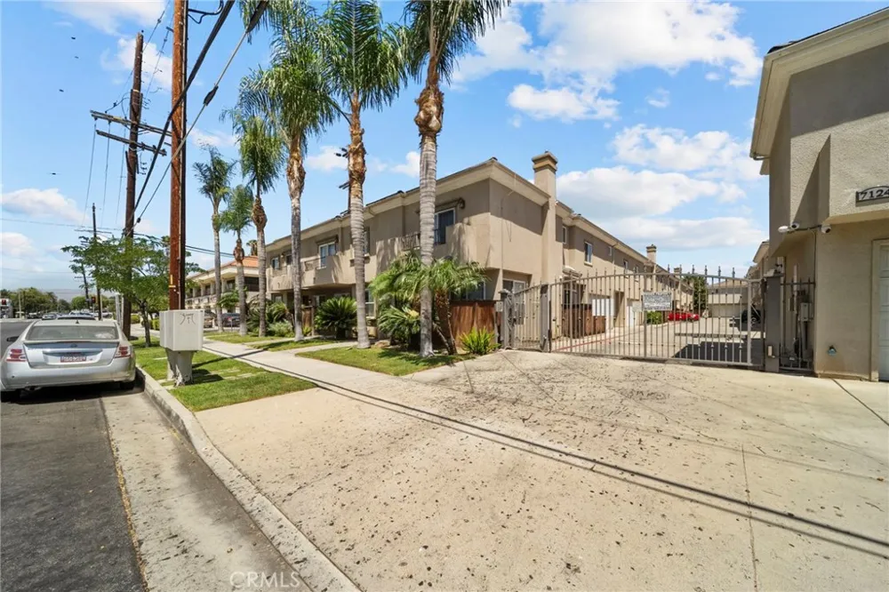 7132 Farralone #205 Canoga Park, CA 91303