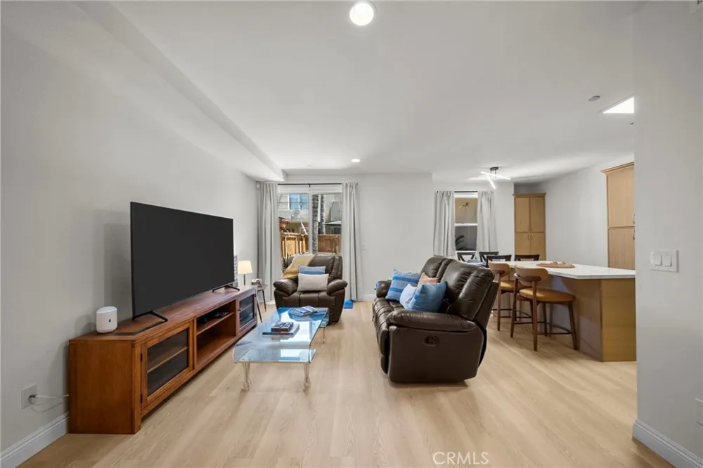 7132 Farralone #205 Canoga Park, CA 91303