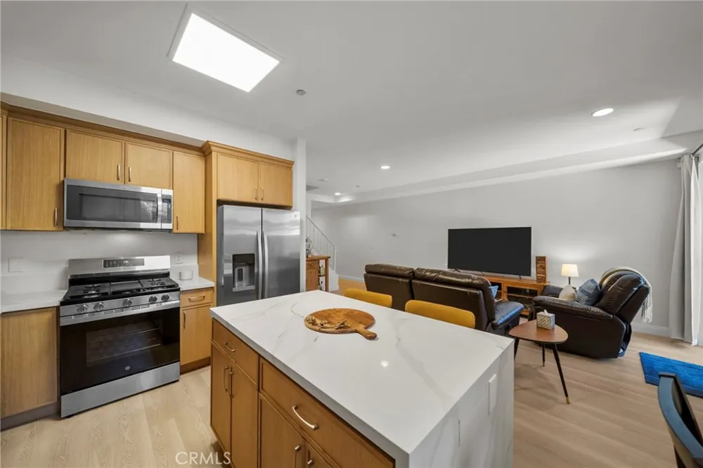7132 Farralone #205 Canoga Park, CA 91303