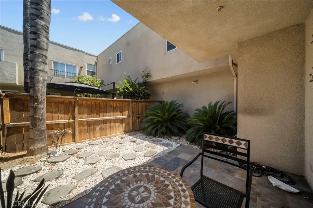 7132 Farralone #205 Canoga Park, CA 91303