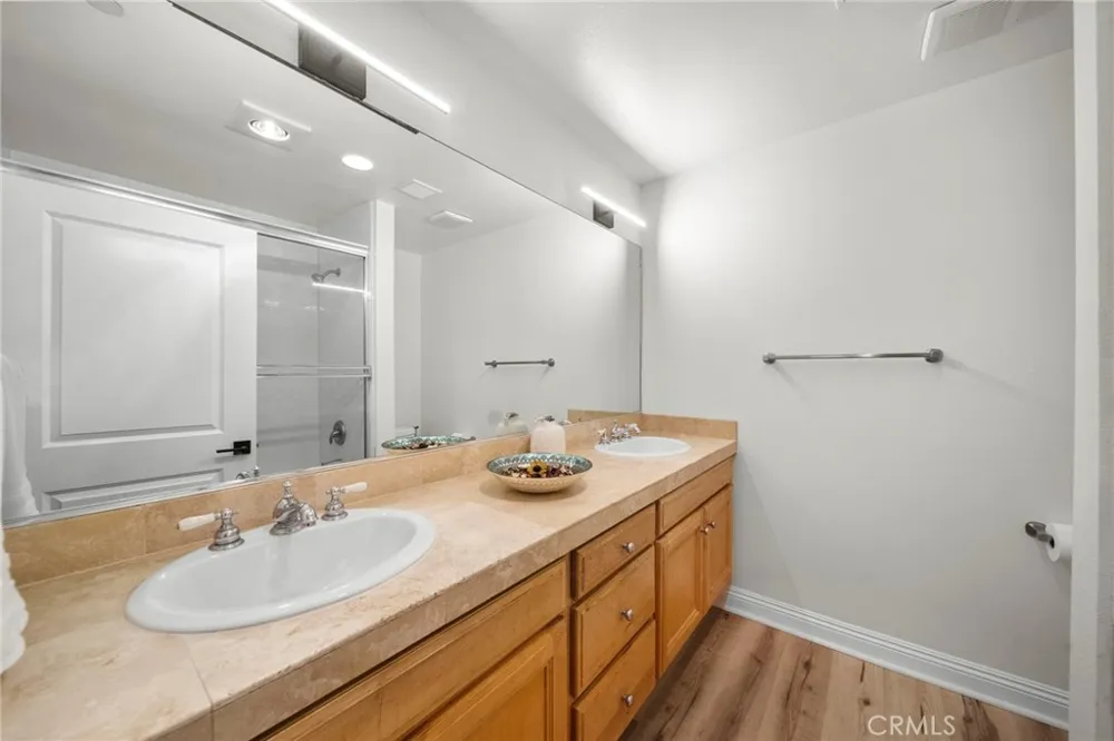 7132 Farralone #205 Canoga Park, CA 91303