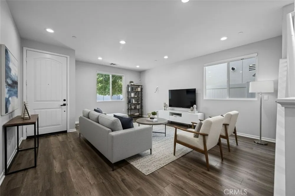 15607 W Lilli Way Van Nuys, CA 91406