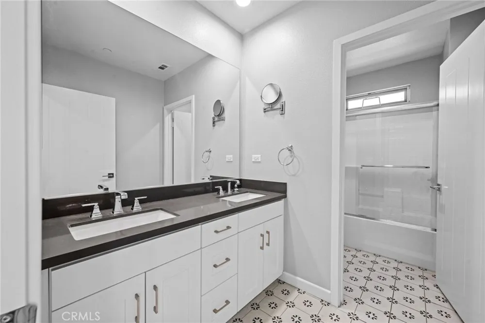 15607 W Lilli Way Van Nuys, CA 91406