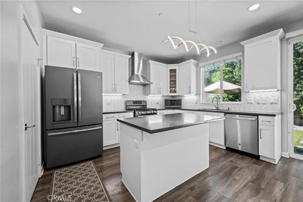 15607 W Lilli Way Van Nuys, CA 91406