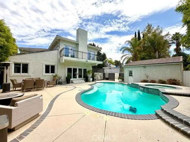 5439 Gentry Valley Village, CA 91607