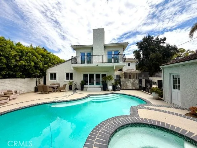 5439 Gentry Valley Village, CA 91607