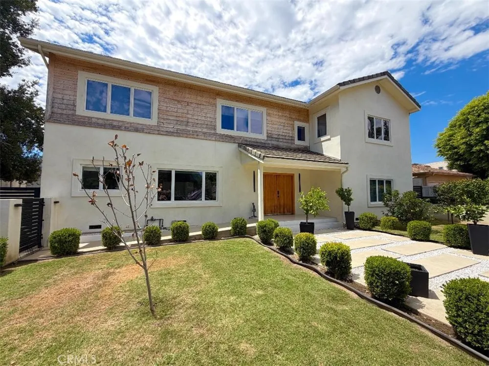 5439 Gentry Valley Village, CA 91607