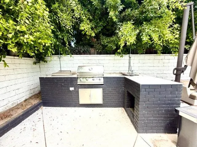 5439 Gentry Valley Village, CA 91607