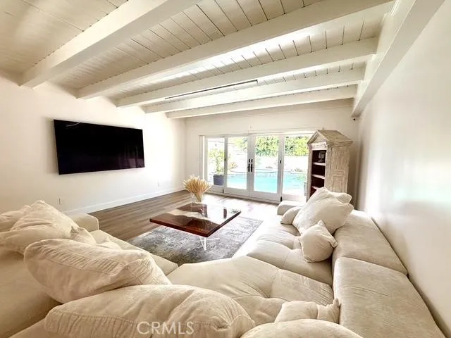 5439 Gentry Valley Village, CA 91607