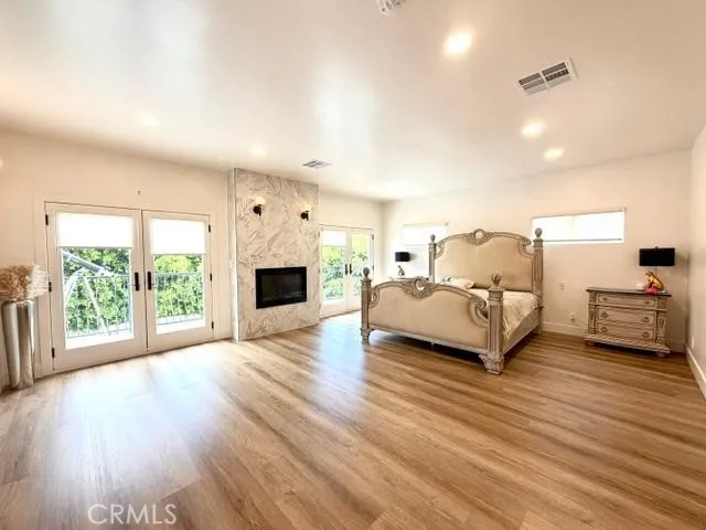 5439 Gentry Valley Village, CA 91607