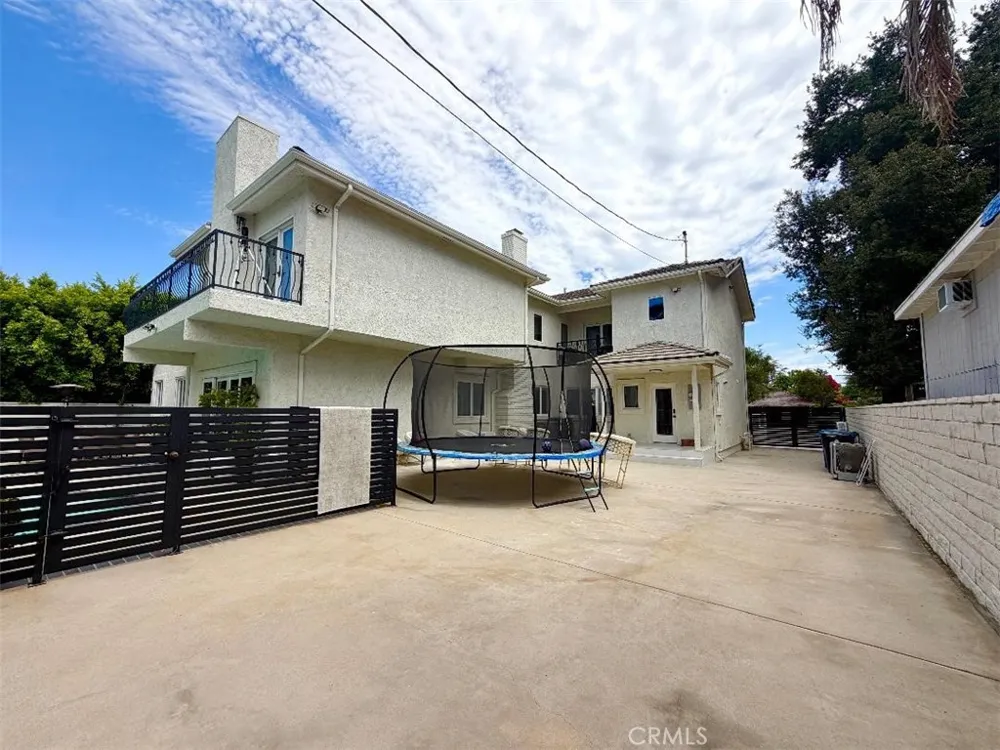 5439 Gentry Valley Village, CA 91607