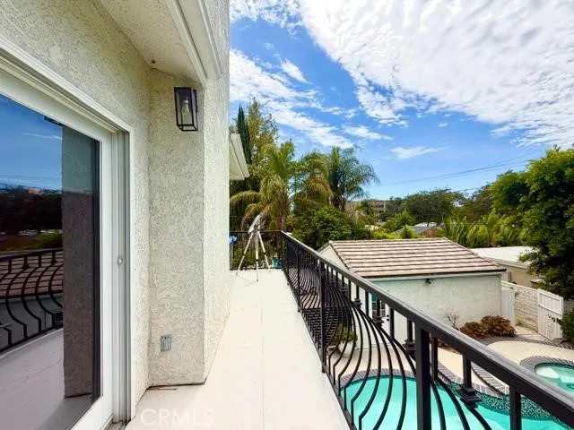 5439 Gentry Valley Village, CA 91607