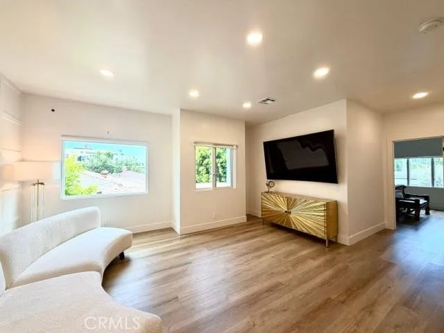 5439 Gentry Valley Village, CA 91607