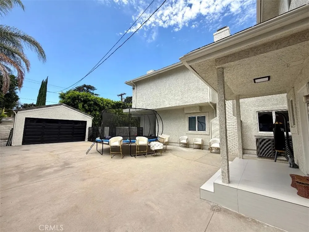5439 Gentry Valley Village, CA 91607