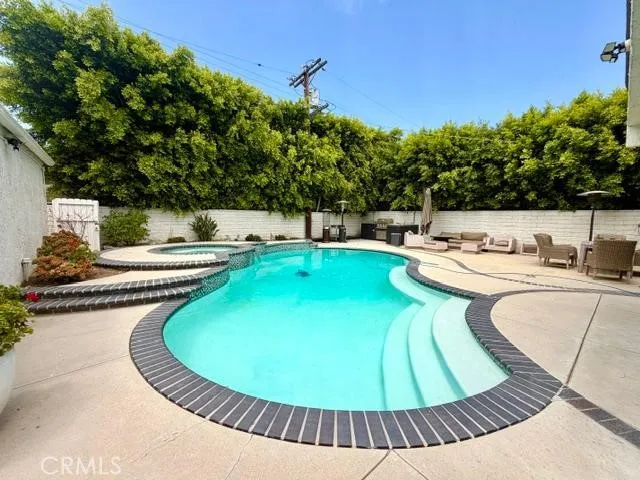 5439 Gentry Valley Village, CA 91607