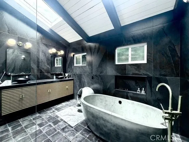 5439 Gentry Valley Village, CA 91607