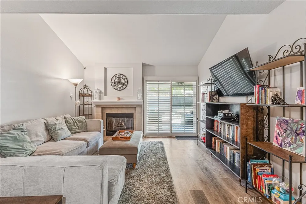 6017 Oldenberg Simi Valley, CA 93063