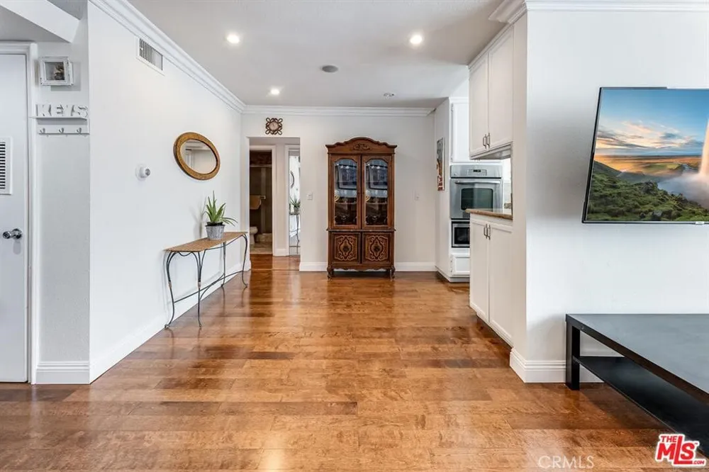5429 Newcastle Avenue #313 Encino, CA 91316