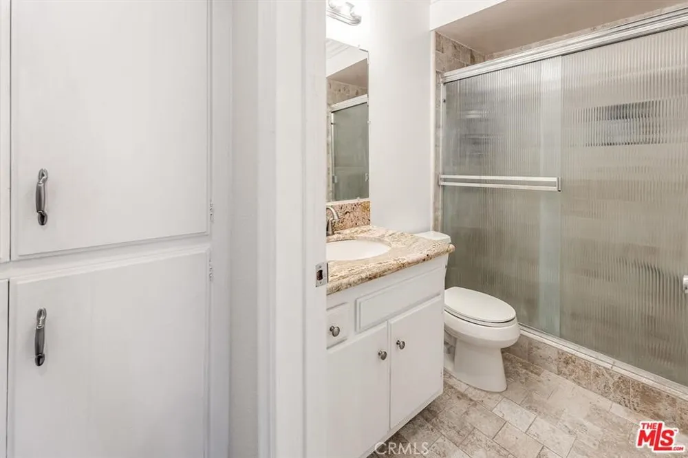 5429 Newcastle Avenue #313 Encino, CA 91316