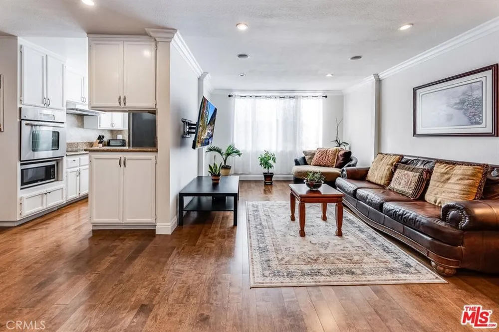 5429 Newcastle Avenue #313 Encino, CA 91316