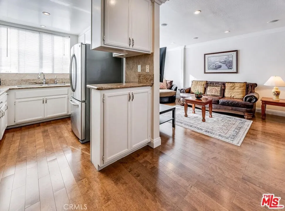 5429 Newcastle Avenue #313 Encino, CA 91316