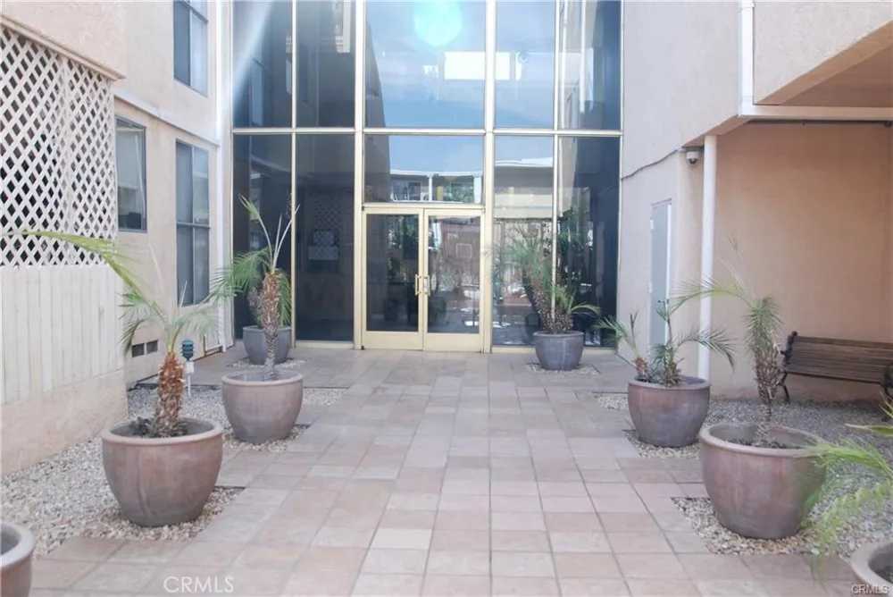 5429 Newcastle Avenue #313 Encino, CA 91316