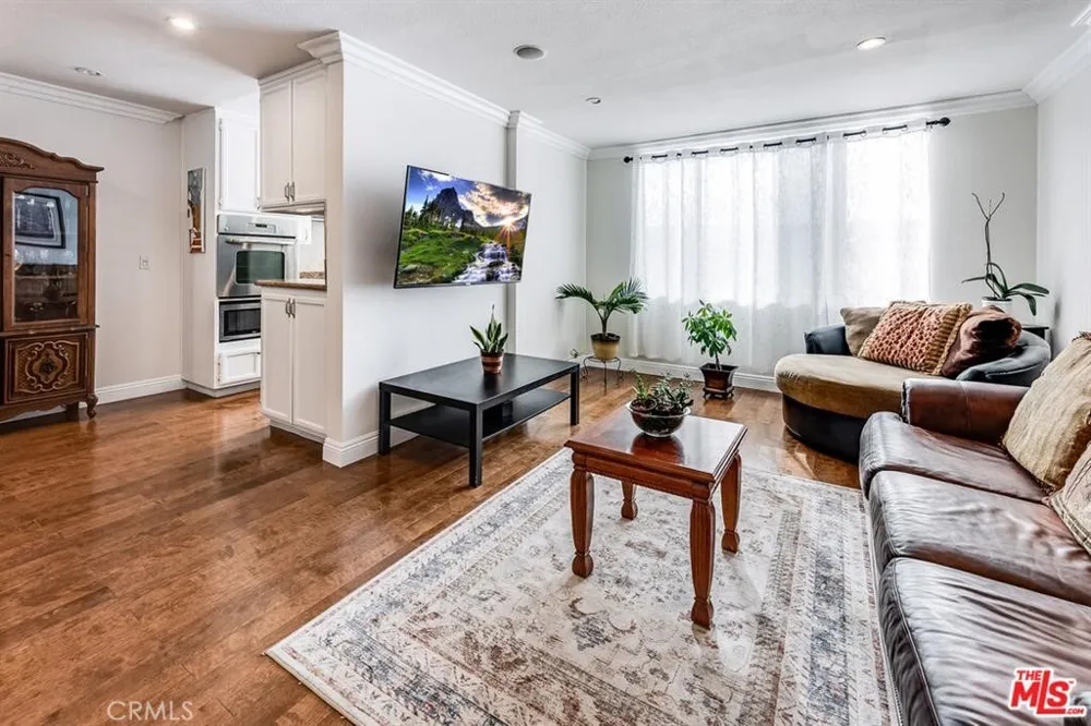 5429 Newcastle Avenue #313 Encino, CA 91316